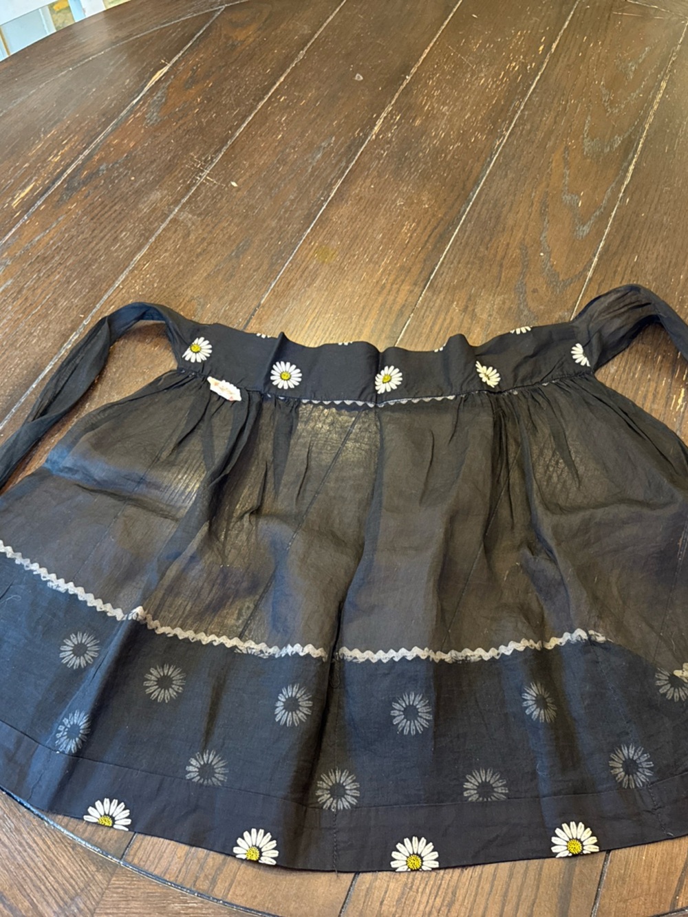 Vintage Gingham Girl Half Apron Black Daisy Ric Rac Pockets Retro - Picture 6 of 6